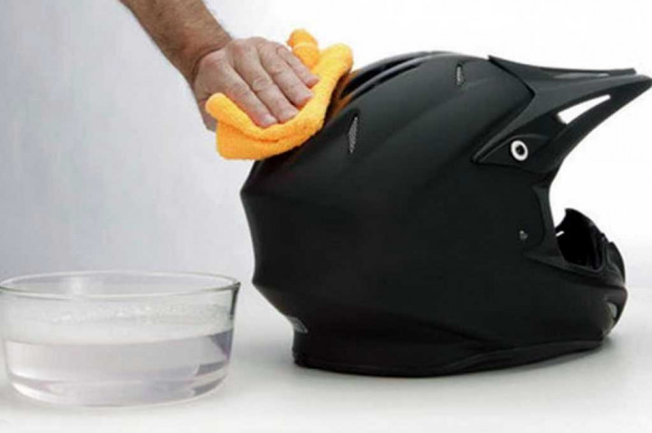 Tips Mudah Merawat Helm Agar Tak Bau Keringat