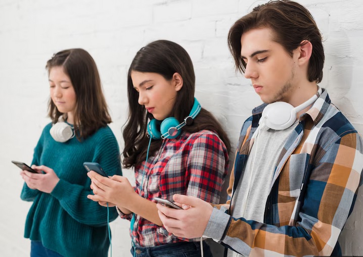 Pentingnya pendampingan orang tua dalam hal ini, baik itu mengeksplorasi media sosial maupun paparan layar gadget lainnya. Ilustrasi Freepik