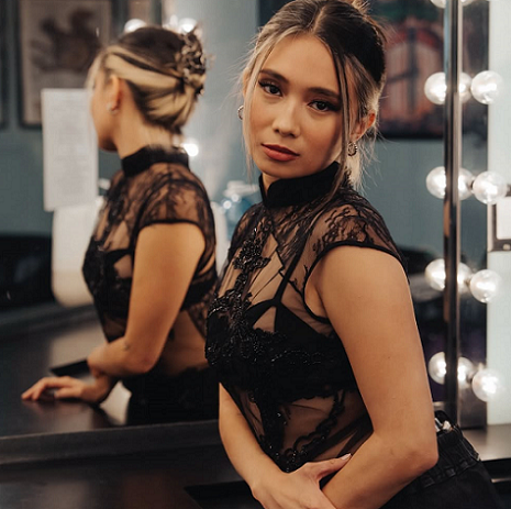 NIKI Sukses Tembus Top 20 Global Spotify, Begini Outfit Kecenya saat Manggung