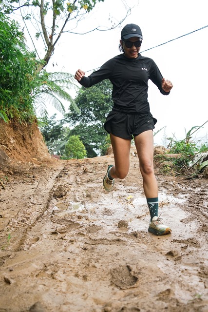 Tim Medcom.id mencoba mengikuti agenda seru New Balance bertajuk “Hidden Tracks!” dengan sepatu Hierro v9, cadas di medan berbatu. (Foto: Dok. New Balance)
