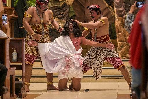 Budaya Jawa Warnai Visualisasi Jalan Salib di Surabaya