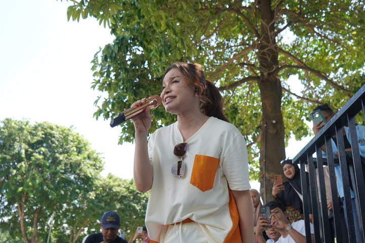 Rossa Ajak Pengunjung Taman Lapangan Banteng Karaoke Bersama