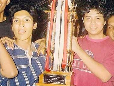 Desta Kenang 33 Tahun Persahabatan dengan Gitaris Seringai Ricky Siahaan