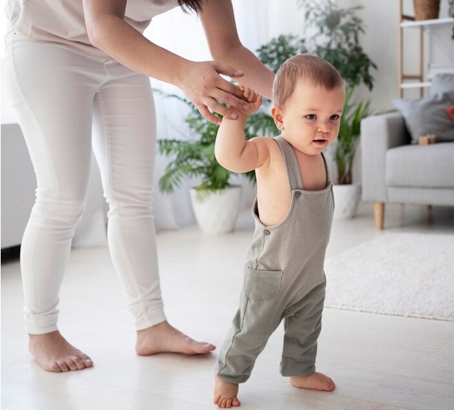 Sudah Berusia 1 Tahun Anak Belum Bisa Jalan, Perlukah Moms Khawatir?