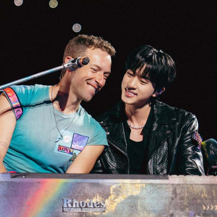 Jin BTS Tiba-tiba Muncul di Konser Coldplay, Duet Lagu <i>The Astronaut</i> dan <i>My Universe</i>