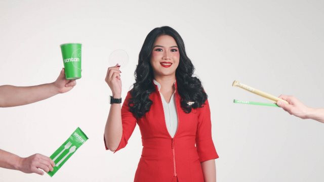 Santan dari AirAsia gunakan bahan PLA yang dapat terurai secara hayati. (Foto: Dok. Santan-AirAsia)