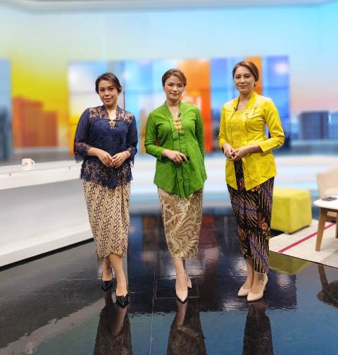 Presenter Metro TV kompak mengenakan kebaya untuk siaran di Hari Kartini. (Foto: Dok. Metro TV)