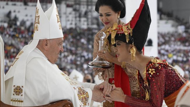 Sederet Artis Tanah Air Berduka atas Kepergian Paus Fransiskus