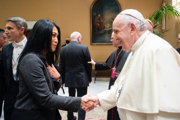 Pernah Tampil di Vatikan, Anggun Berduka Paus Fransiskus Meninggal