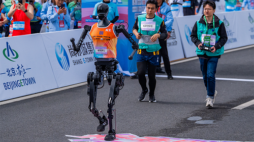 Robot Berlari Setengah Maraton Bersama Manusia di Tiongkok