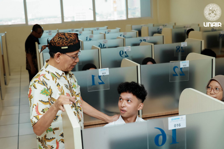 Unik! Unair Wajibkan Peserta UTBK Pakai Sandal Khusus untuk Cegah Kecurangan