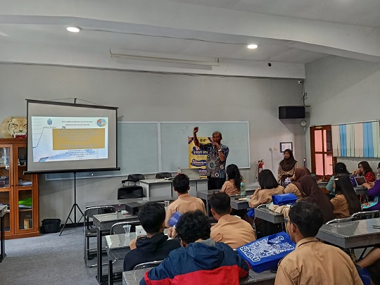 Dosen UMB Latih Siswa SMA Yuppentek 1 Kota Tangerang Public Speaking hingga Editing Canva