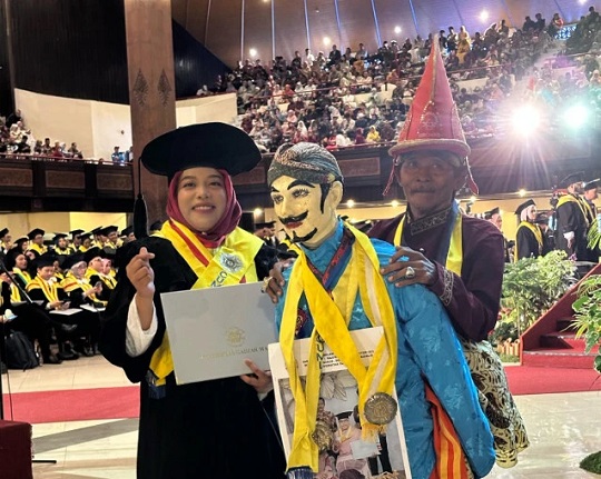 Ada-Ada Saja! Mertua Kejutkan Menantu di Wisuda UGM Pakai Kostum Ledhek Gogik