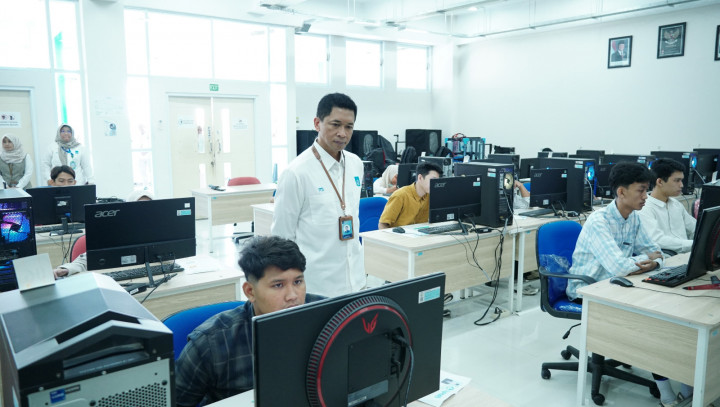 12.364 Peserta Ikut UTBK-SNBT di ITS, Rektor Cek Peserta dan Pantau Sistem Jaringan