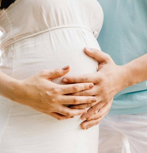 Ada beberapa posisi seks yang aman dan nyaman bagi ibu hamil, namun ada pula yang sebaiknya dihindari. (Foto: Ilustrasi/Dok. Pexels.com)