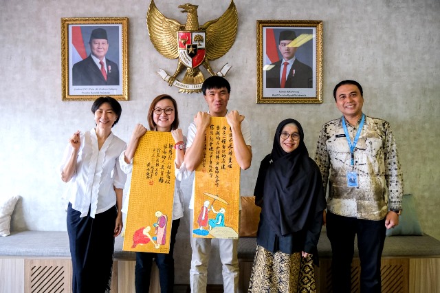   Wamenekraf tertarik dengan karya seniman muda penyandang autisme, Oliver Wihardja, untuk dipamerkan saat momen peringatan Hari Raya Waisak. (Foto: Dok. Birkom Kemenekraf)