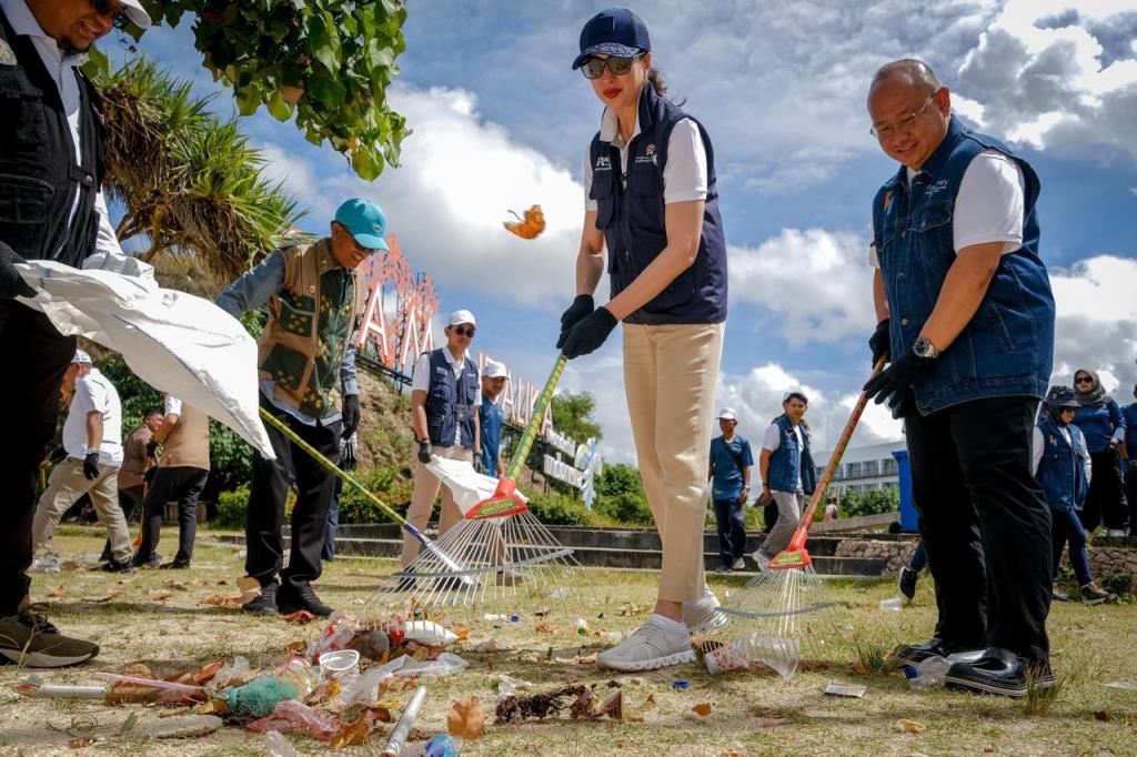 Menpar Widiyanti saat melakukan bersih-bersih di kawasan Pantai Kuta Mandalika. Dok. Kemenpar