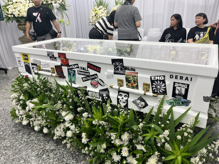 Peti Mati Ricky Siahaan Dihiasi Stiker Band