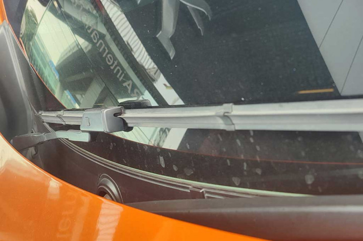 Ganti Karet Wiper Frameless di SUV Peugeot, Begini Triknya!