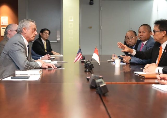  Menkes RI dan Menkes AS berdiskusi mengenai tantangan yang dihadapi sistem kesehatan nasional masing-masing dan untuk meningkatkan kualitas layanan kesehatan. (Foto: Dok. Birkom Kemenkes)