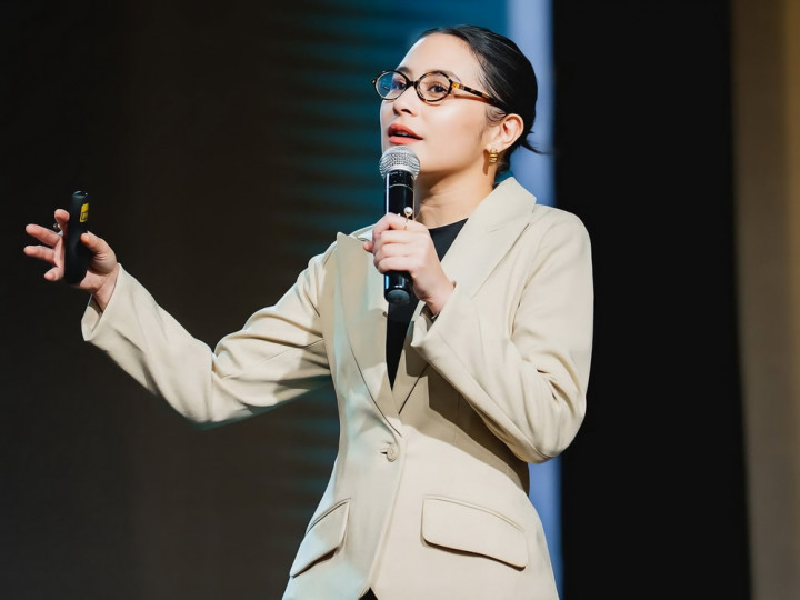 Prilly Latuconsina Resmi Jadi Dosen