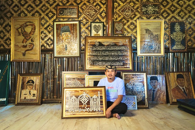 Kisah Asep Suryana pasarkan ratusan karya pelepah pisang kering ke pasar lokal maupun internasional. (Foto: Dok. Istimewa)