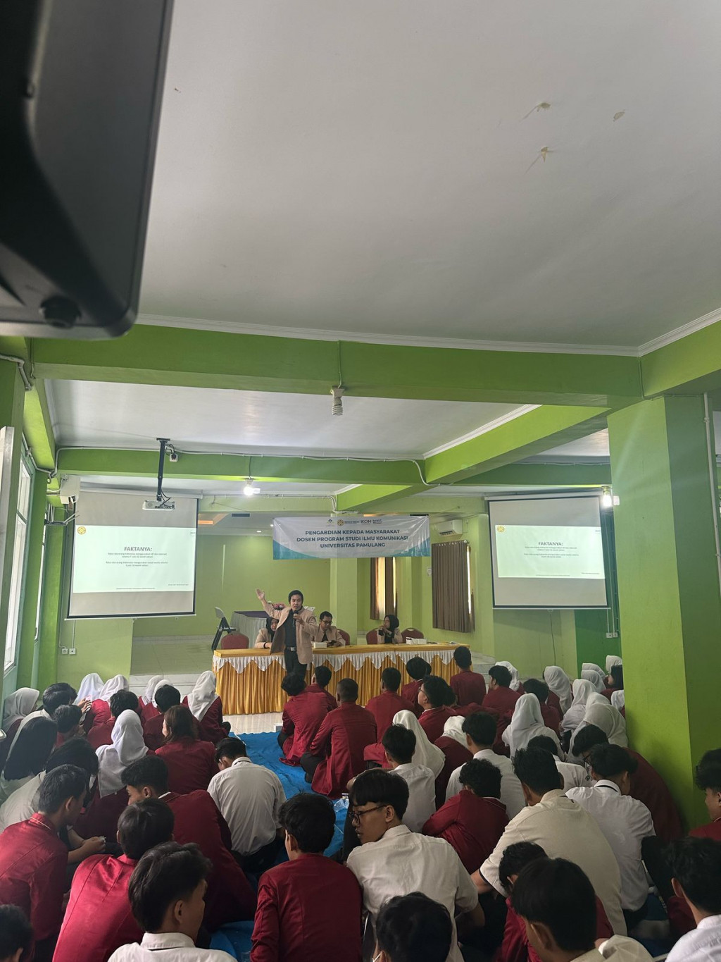 Dosen dan mahasiswa Universitas Pamulang membekali siswa SMK Manggala, Tangerang keterampilan hadapi dunia kerja. DOK Istimewa