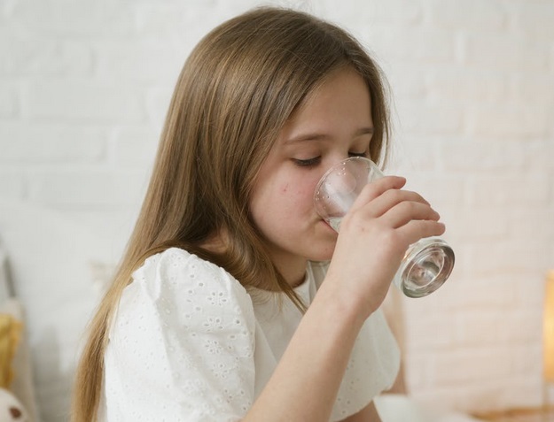 Diet Sehat dengan Olahrtaga dan Rutin Minum Air Putih (Foto: freepik)