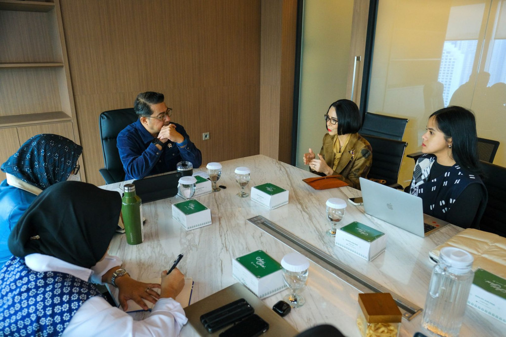 Menteri Ekonomi Kreatif (Ekraf), Teuku Riefky Harsya, melakukan audiensi bersama Asosiasi Perancang Pengusaha Mode Indonesia (APPMI) di Gedung Autograph Tower. Dok. Kemenekraf