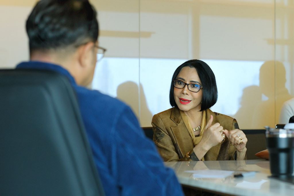  Ketua Umum Asosiasi Perancang Pengusaha Mode Indonesia (APPMI) dan Presiden Indonesia Fashion Week (IFW) Poppy Dharsono saat menjamu Menekraf Teuku Rafly. Dok. Birkom Kemenekraf