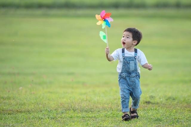   Medsos dihebohkan dengan video diduga Yuke, bassis Dewa 19 menabrak seorang anak kecil. Hal apa saja yang perlu diperhatikan saat anak bermain di luar? (Foto: Ilustrasi/Dok. Freepik.com)