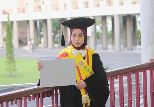 Kesulitan Ekonomi Tak Gentarkan Dewi Kuliah, Lulus Doktor Tercepat dan Termuda dari UGM