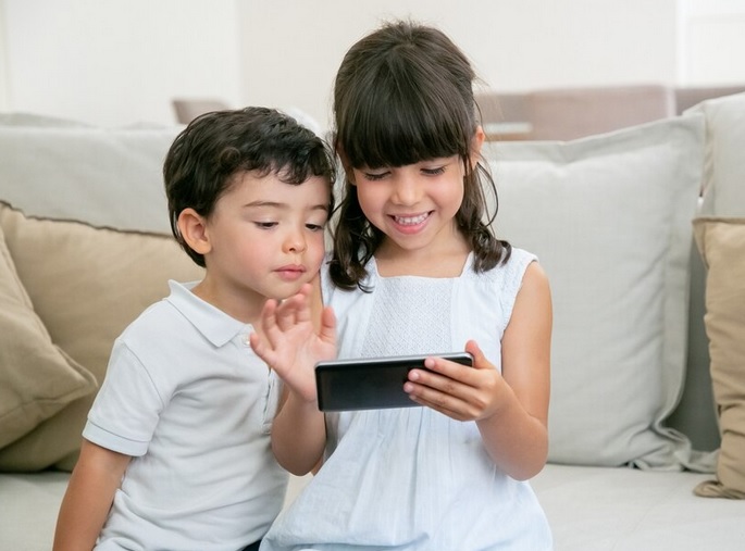Penting sekali bagi orang tua untuk mengetahui bagaimana membatasi anak-anak dalam memberikan screen time. Ilustrasi Freepik