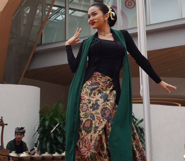 Keren! Ariel Tatum Menari Jaipong di Jepang