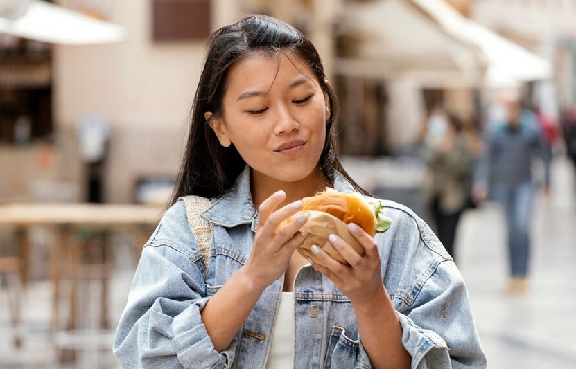 Sebaiknya mengendalikan konsumsi makanan cepat saji serta makanan dan minuman dalam kemasan. Ilustrasi Freepik