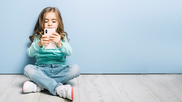 Secara umum, WHO menganjurkan screen time untuk anak usia dua tahun ke atas adalah 1 jam atau kurang. (Foto: Ilustrasi/Dok. Freepik.com)