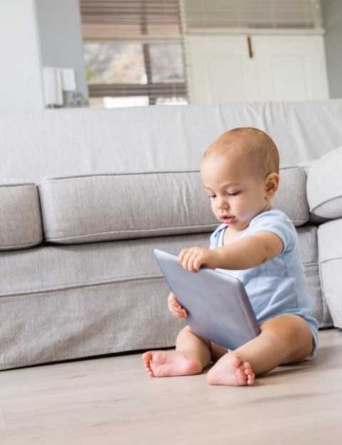 3 Sebab Screen Time pada Bayi Tak Dianjurkan
