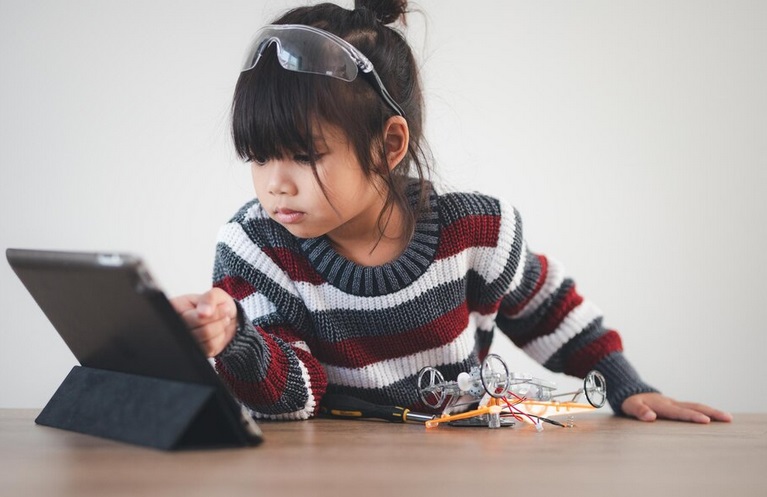 Orang tua untuk lebih disiplin memberikan anaknya gadget. Ilustrasi Freepik