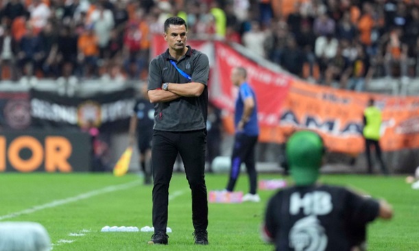 Persija dan Pelatih Carlos Pena Pisah Jalan