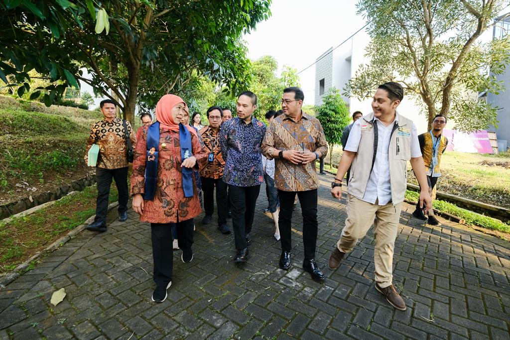 Menteri Ekonomi Kreatif (Ekraf), Teuku Riefky Harsya ditemani Gubernur Jawa Timur, Khofifah Indar Parawansa dan CEO KEK Singhasari, David Santoso. Dok. Kemenekraf