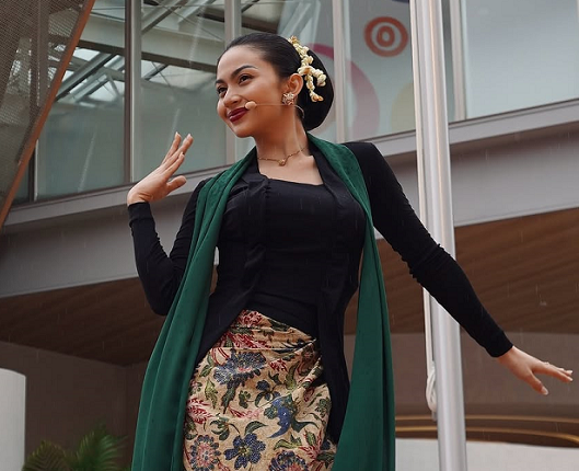 Kenakan Kebaya dan Berkonde, Ariel Tatum Tampil 'Ayu' saat Menari Jaipong di Osaka