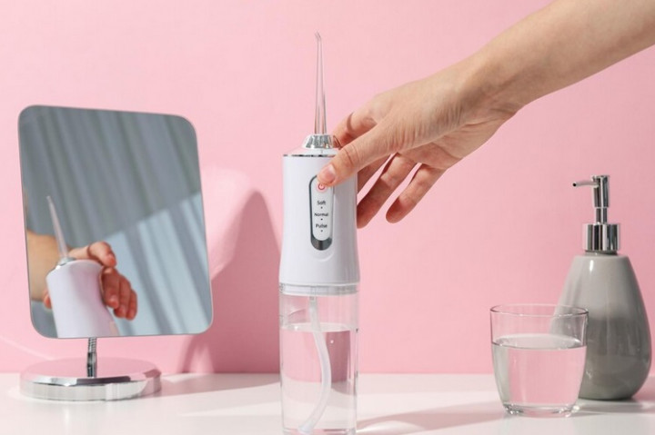 Water Flosser untuk Membersihkan Gigi, Apakah Lebih Efektif?