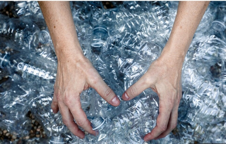 Kolaborasi KAI Edukasi Masyarakat Kurangi Botol Plastik