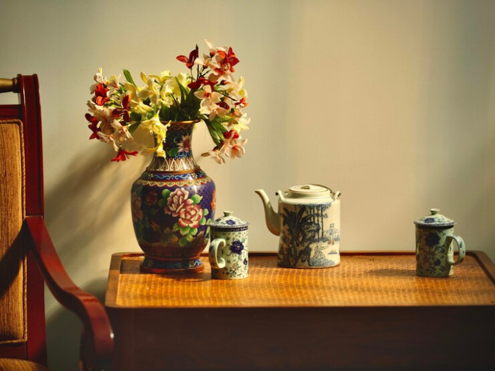 Dekorasi Rumah Minimalis yang Wajib Dimiliki, Furnitur Kayu hingga Vas