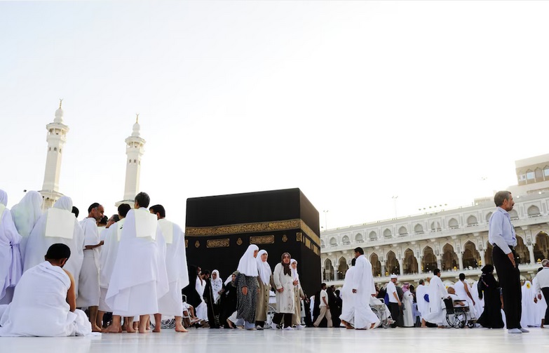 Para calon haji selama berada di Tanah Suci memastikan tubuh tetap terhidrasi, karena wilayah Arab Saudi dilaporkan berpeluang menghadapi cuaca panas ekstrem. Dok. Freepik