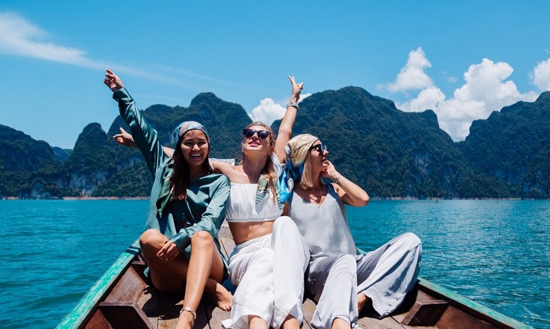 Traveloka telah merangkum beberapa cara seru dan menyenangkan untuk menikmati momen ini. Ilustrasi Freepik
