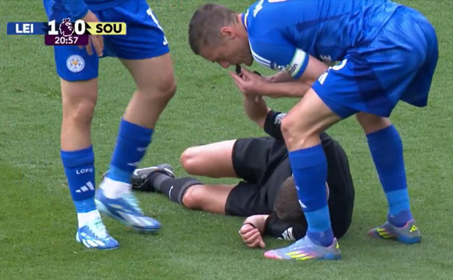 Momen Vardy tiup peluit wasit untuk hentikan pertandingan (tangkapan layar X)