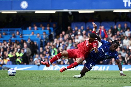 Suasana laga Chelsea vs Liverpool. (HENRY NICHOLLS / AFP)