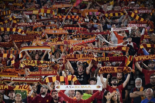 Bentuk dukungan suporter AS Roma. (Filippo MONTEFORTE / AFP)