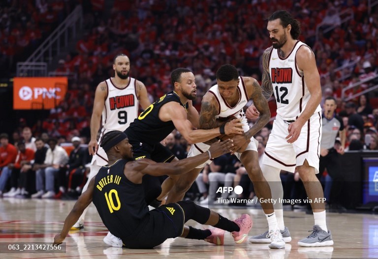 Suasana pertandingan Golden State Warriors vs Houston Rockets (AFP/Tim Warner)
